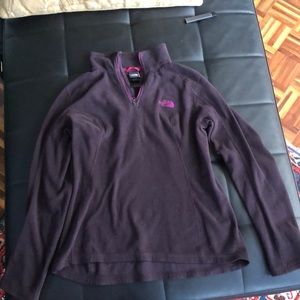 Woman North Face pullover